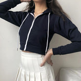 Sudadera corta con capucha negra, blanca, gris y azul oscuro